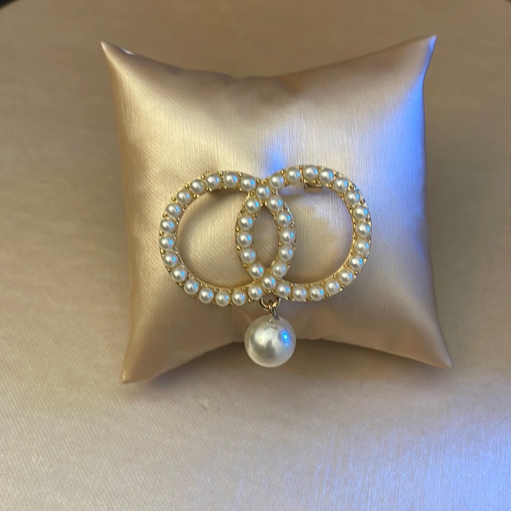 Brand new faux pearl broach pin; 2 inches wide
